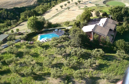 Citta Sant'Angelo Casa | Acogedor apartamento en villa con piscina, WIFI, TV, terraza, mascotas permitida y aparcamiento