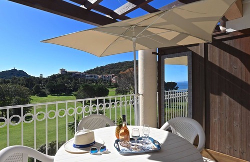 Le Dramont Apartamento | Hermoso apartamento para 4 personas con piscina, WIFI, TV, terraza y aparcamiento