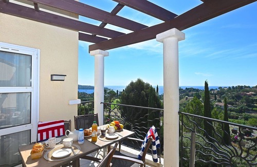 Cap Esterel Apartamento | Bonito apartamento con piscina, WIFI, A/C, jacuzzi, TV, terraza, mascotas permitida, aparcamiento