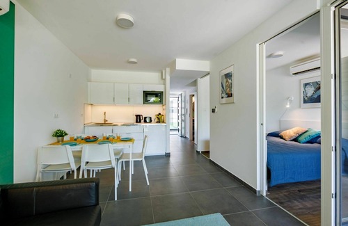 Balatonszemes Apartamento | Hermoso apartamento con piscina, A/C, WIFI, TV, terraza, mascotas permitida y aparcamiento