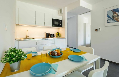 Balatonszemes Apartamento | Hermoso apartamento con piscina, A/C, WIFI, TV, terraza, mascotas permitida y aparcamiento