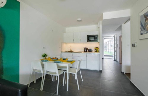 Balatonszemes Apartamento | Hermoso apartamento con piscina, A/C, WIFI, TV, terraza, mascotas permitida y aparcamiento