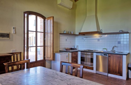 Castelnuovo Berardenga Apartamento | Bonito apartamento con A/C, piscina, TV, vista panorámica y aparcamiento, cerca de Siena