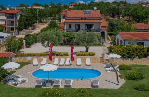 Brnobici Apartamento | Bonito apartamento para 3 personas con piscina, WIFI, TV, terraza y aparcamiento