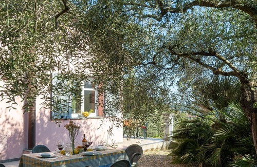 Caramagna Ligure Apartamento | Acogedor apartamento para 4 personas con WIFI, TV, terraza y aparcamiento