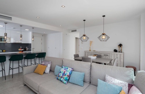 Casares Apartamento | Hermoso apartamento para 4 personas con WIFI, piscina, A/C, TV, terraza y aparcamiento