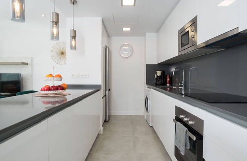Casares Apartamento | Hermoso apartamento para 4 personas con WIFI, piscina, A/C, TV, terraza y aparcamiento