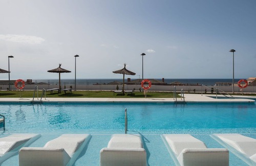 Casares Apartamento | Hermoso apartamento para 4 personas con WIFI, piscina, A/C, TV, terraza y aparcamiento