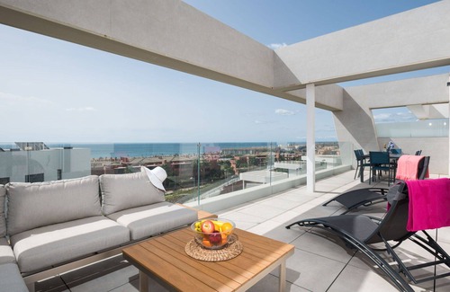 Casares Apartamento | Hermoso apartamento para 4 personas con WIFI, piscina, A/C, TV, terraza y aparcamiento