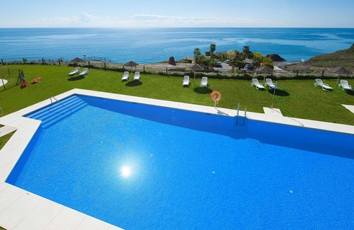 Torrox Costa Apartamento | Bonito apartamento con WIFI, A/C, piscina, TV, terraza, mascotas permitida y aparcamiento