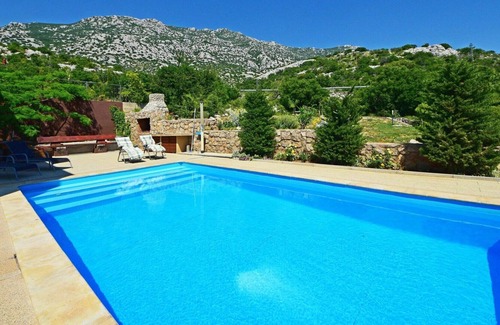 Ribarica Apartamento | Hermoso apartamento con WIFI, A/C, piscina, TV, terraza, mascotas permitida y aparcamiento