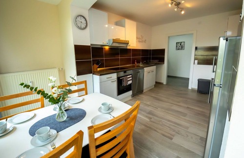 Luegde Apartamento | Acogedor apartamento para 5 personas con WIFI, TV, terraza, mascotas permitida y aparcamiento