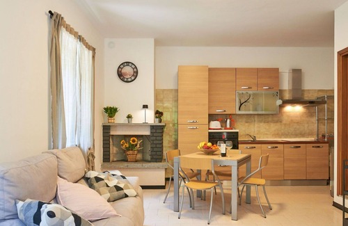 Colico Apartamento | Acogedor apartamento para 5 personas con jacuzzi, WIFI, TV, patio, mascotas permitida y aparcamiento