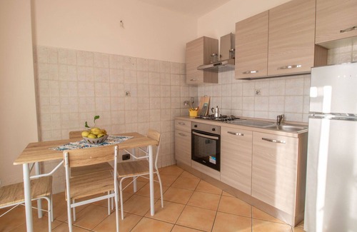 Formia Apartamento | Hermoso apartamento para 6 personas con WIFI, A/C, TV, terraza, mascotas permitida y aparcamiento