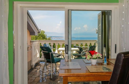 Marsici Apartamento | Hermoso apartamento para 6 personas con A/C, WIFI, TV, patio, mascotas permitida y aparcamiento
