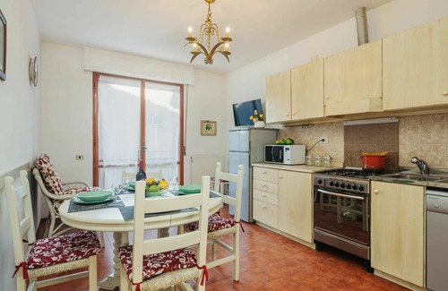Marina di Pietrasanta Apartamento | Hermoso apartamento para 5 personas con A/C, WIFI, TV, balcón, mascotas permitida y aparcamiento
