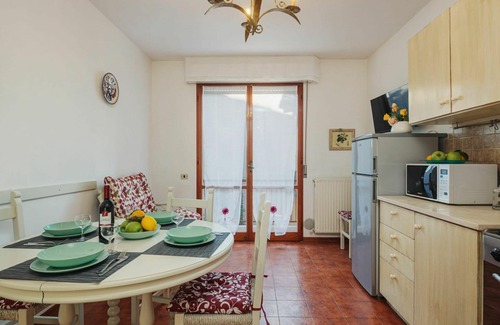 Marina di Pietrasanta Apartamento | Hermoso apartamento para 5 personas con A/C, WIFI, TV, balcón, mascotas permitida y aparcamiento