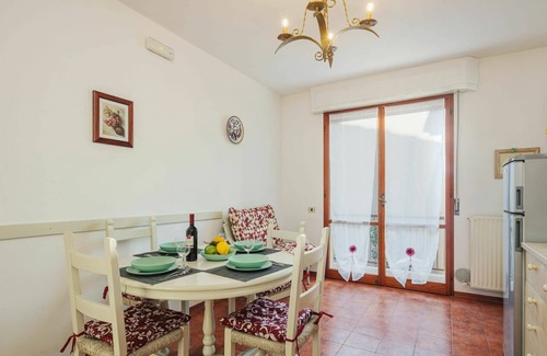 Marina di Pietrasanta Apartamento | Hermoso apartamento para 5 personas con A/C, WIFI, TV, balcón, mascotas permitida y aparcamiento