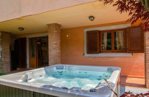 Strettoia Apartamento | Bonito apartamento para 4 personas con bañera de hidromasaje, WIFI, TV, patio y aparcamiento