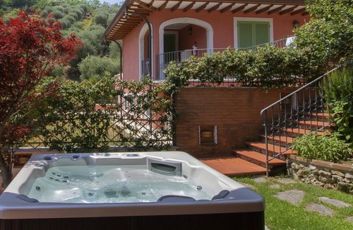 Strettoia Apartamento | Bonito apartamento para 4 personas con bañera de hidromasaje, WIFI, TV, patio y aparcamiento