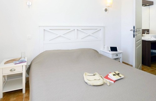 Sarlat-la-Caneda Casa | Cosy apartment in villa for 4 guests with WIFI, pool, TV, terrace, pets allowed and parking