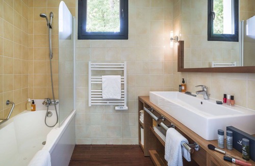 Les Barils Casa | Acogedor apartamento en villa con piscina, WIFI, bañera de hidromasaje, TV, terraza y aparcamiento