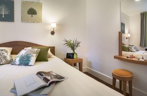 Les Barils Casa | Acogedor apartamento en villa con piscina, WIFI, bañera de hidromasaje, TV, terraza y aparcamiento