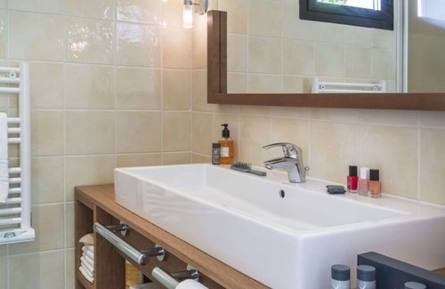 Les Barils Casa | Acogedor apartamento en villa con piscina, WIFI, bañera de hidromasaje, TV, terraza y aparcamiento