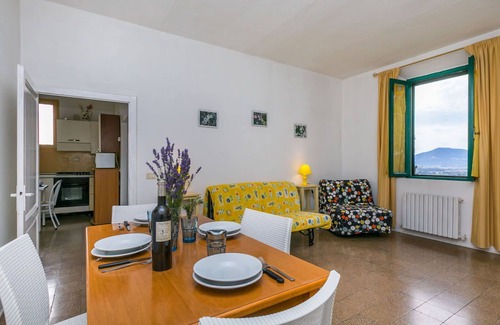 Follonica Villa | Hermoso apartamento en villa con piscina, WIFI, TV, patio, mascotas permitida y aparcamiento