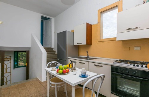 Follonica Villa | Hermoso apartamento en villa con piscina, WIFI, TV, patio, mascotas permitida y aparcamiento