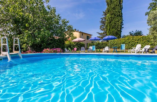Follonica Villa | Hermoso apartamento en villa con piscina, WIFI, TV, patio, mascotas permitida y aparcamiento