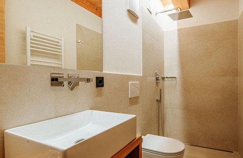 San Genesio Atesino Villa | Hermoso apartamento en villa para 4 personas con WIFI, TV, patio y aparcamiento