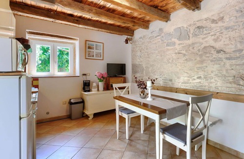 Kastelir Casa | Hermoso apartamento en villa con A/C, piscina, WIFI, TV, terraza, mascotas permitida y aparcamiento