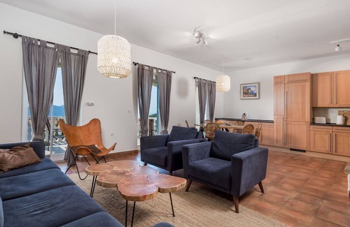 Martina Casa | Hermoso apartamento en villa con A/C, WIFI, piscina, TV, terraza, mascotas permitida y aparcamiento