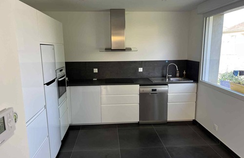Grezieu-la-Varenne Apartamento | Cosy apartment with terrace, garden and parking, 15 km from Lyon