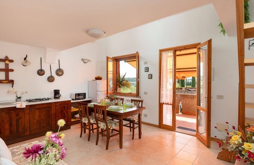 Sughera Apartamento | Apartamento con A/C, piscina, WIFI, TV, patio, vista panorámica, cerca de San Gimignano