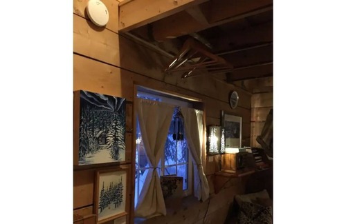 College Cabina | Cosy Artist Retreat for 2 - private tiny house with access to full, private bath