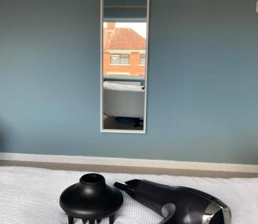 Dundonald Casa | Cosy at Cumberland - Double room with shared bathroom