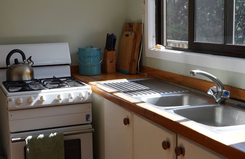 Great Barrier Island Casa | Cosy beach house meters from Okupu Bay