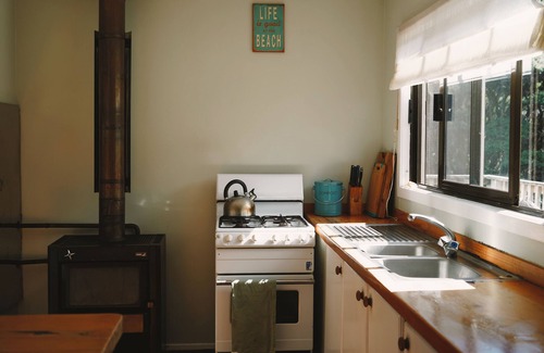 Great Barrier Island Casa | Cosy beach house meters from Okupu Bay