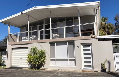 Chittaway Bay Casa | Cosy beach style house. Walking distance to lake and 10 minutes drive to beach