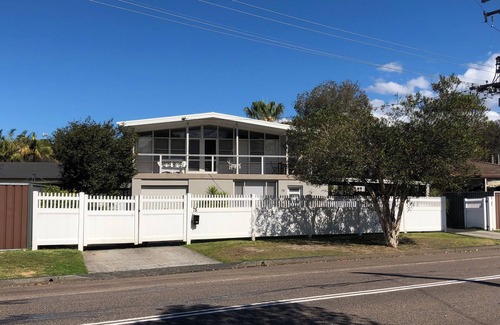 Chittaway Bay Casa | Cosy beach style house. Walking distance to lake and 10 minutes drive to beach