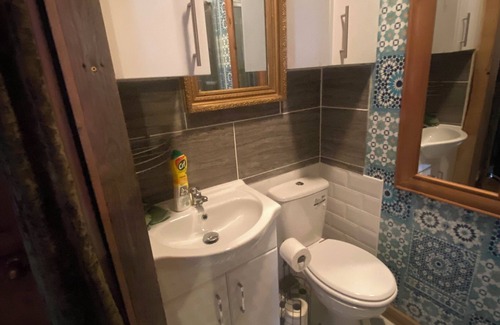 Greasby Apartamento | Cosy boutique style space. Close to country pub. Direct bus route to Liverpool.