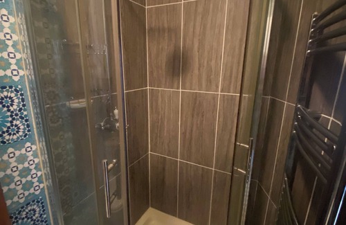 Greasby Apartamento | Cosy boutique style space. Close to country pub. Direct bus route to Liverpool.