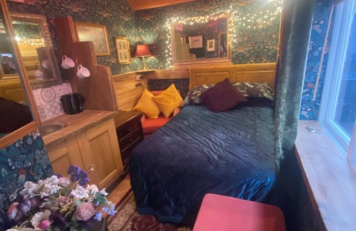 Greasby Apartamento | Cosy boutique style space. Close to country pub. Direct bus route to Liverpool.