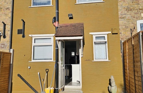 Chatham Casa | Cosy Bright Luxury Modern 3 Bedroom House near Chatham Station