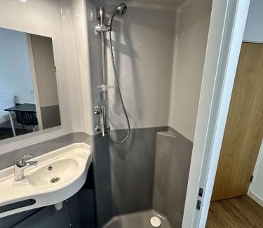 Liverpool Hotel | Cosy Budget En-suites, Optional Kitchen, Liverpool