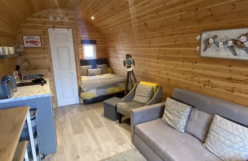 Saundersfoot Cabina | Cosy cabin near Tenby & Saundersfoot, great for a romantic break or to escape