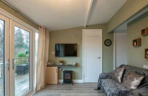 Bont Newydd Cabina | Cosy cabin on a quiet family run site