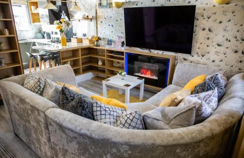 Wolverhampton Apartamento | Cosy Cabin-Style Home - Work & Leisure